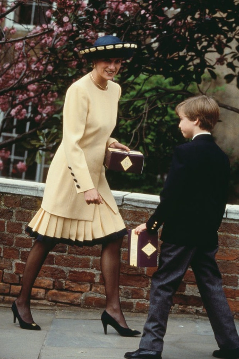 Diana, Princess of Wales  (1961 - 1997) with her son Prince William outside St George's Chapel, Windsor, at Easter, April 1992.  (Photo by Jayne Fincher/Princess Diana Archive/Getty Images) (Foto: Getty Images) — Foto: Vogue