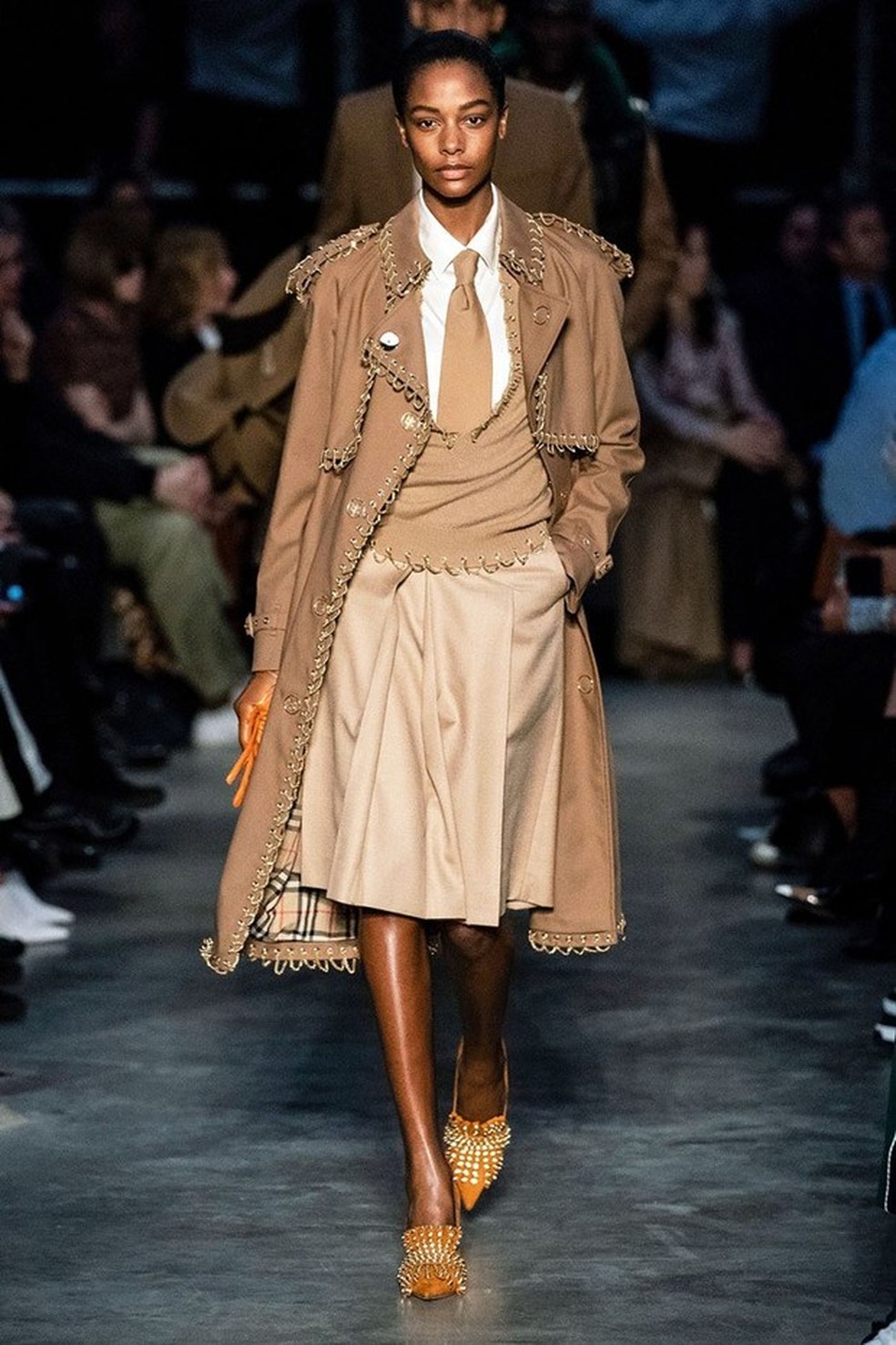 Enciclop dia Vogue A hist ria do casaco trench coat Moda Vogue