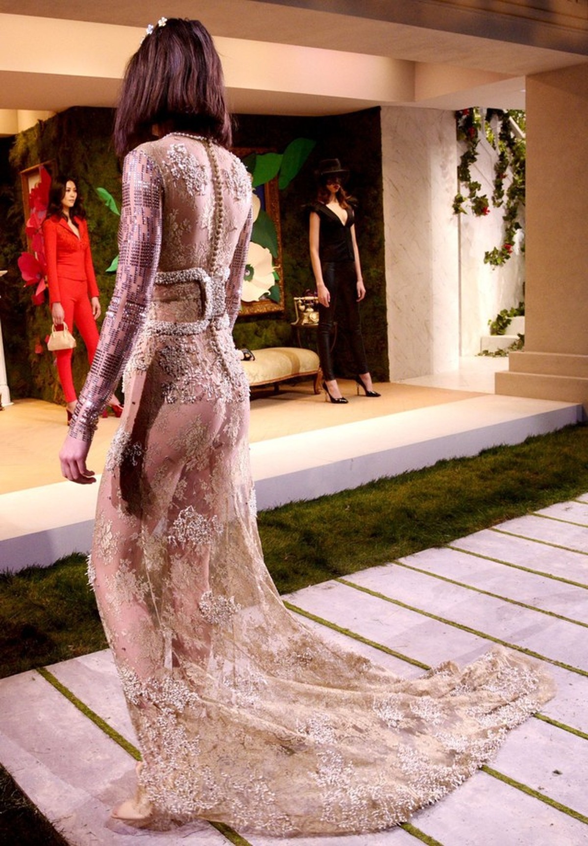 Kendall Jenner Deixa Pouco Imagina O Em Desfile Celebridades Vogue