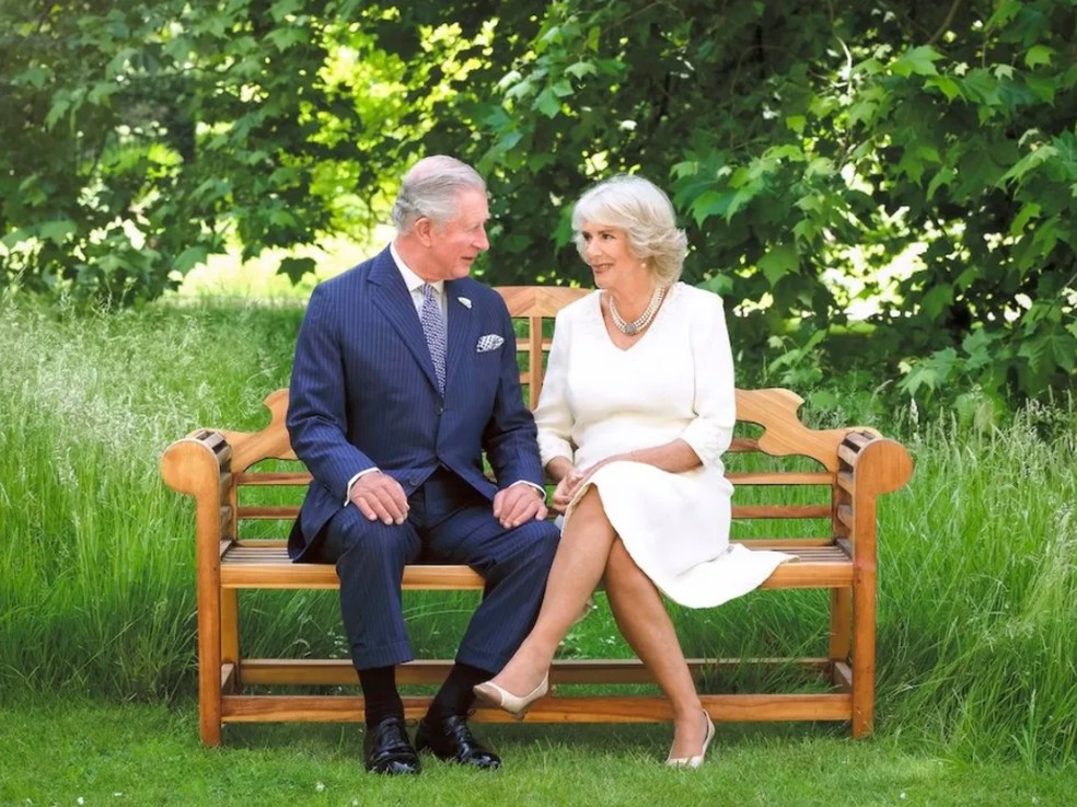 Esta imagem do Rei e da Rainha compartilhando um momento privado foi usada em seu cartão de Natal em 2018 — Foto: reprodução/bbc