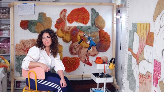 Brasileira se destaca em prêmio da Loewe ao unir moda e arte com trabalho manual; conheça a trajetória