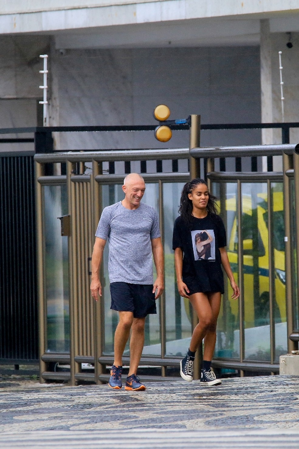 Vincent Cassel e Narah Baptista são vistos passeando juntos pelo Rio de