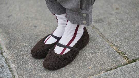 Confortável e versátil, a sapatilha marrom é um clássico do outono; confira 5 modelos para se inspirar Confortável e versátil, a sapatilha marrom é um clássico do outono; confira 5 modelos para se inspirar