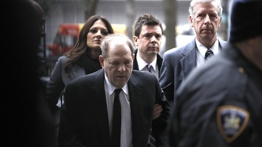 Harvey Weinstein volta para prisão após relatos de tratamento VIP em hospital de Nova York