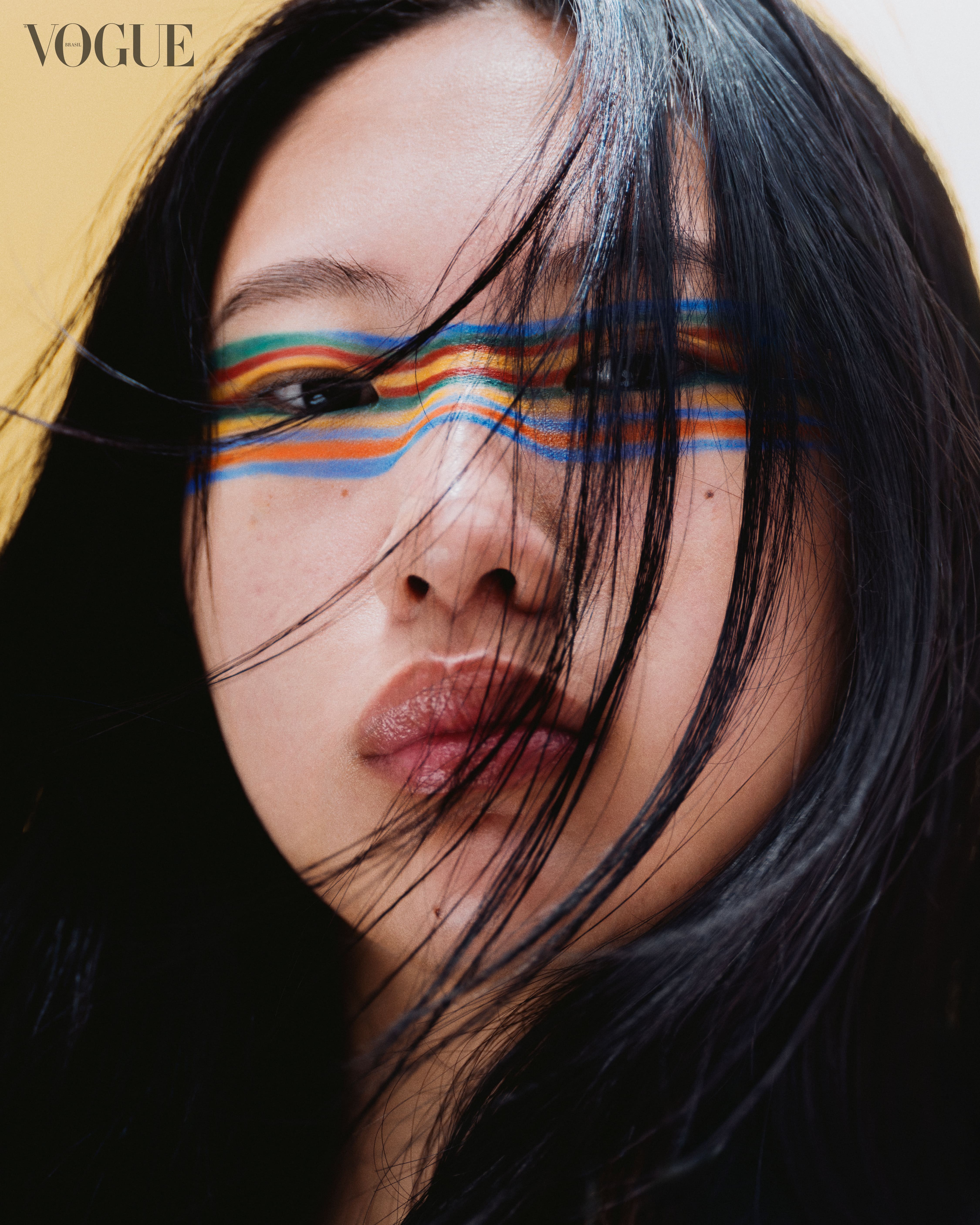 Formas geométricas, bloco de cor e texturas: como apostar na tendência de elementos vibrantes na maquiagem