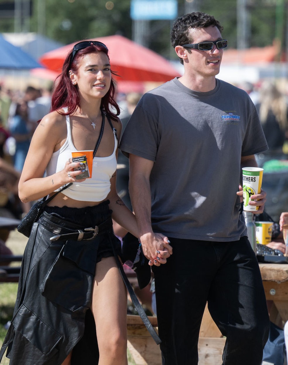 Dua Lipa e Callum Turner no festival de Glastonbury, 2024 — Foto: Getty Images