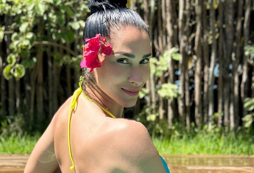 Jaqueline do vôlei esbanja beleza em dia de piscina