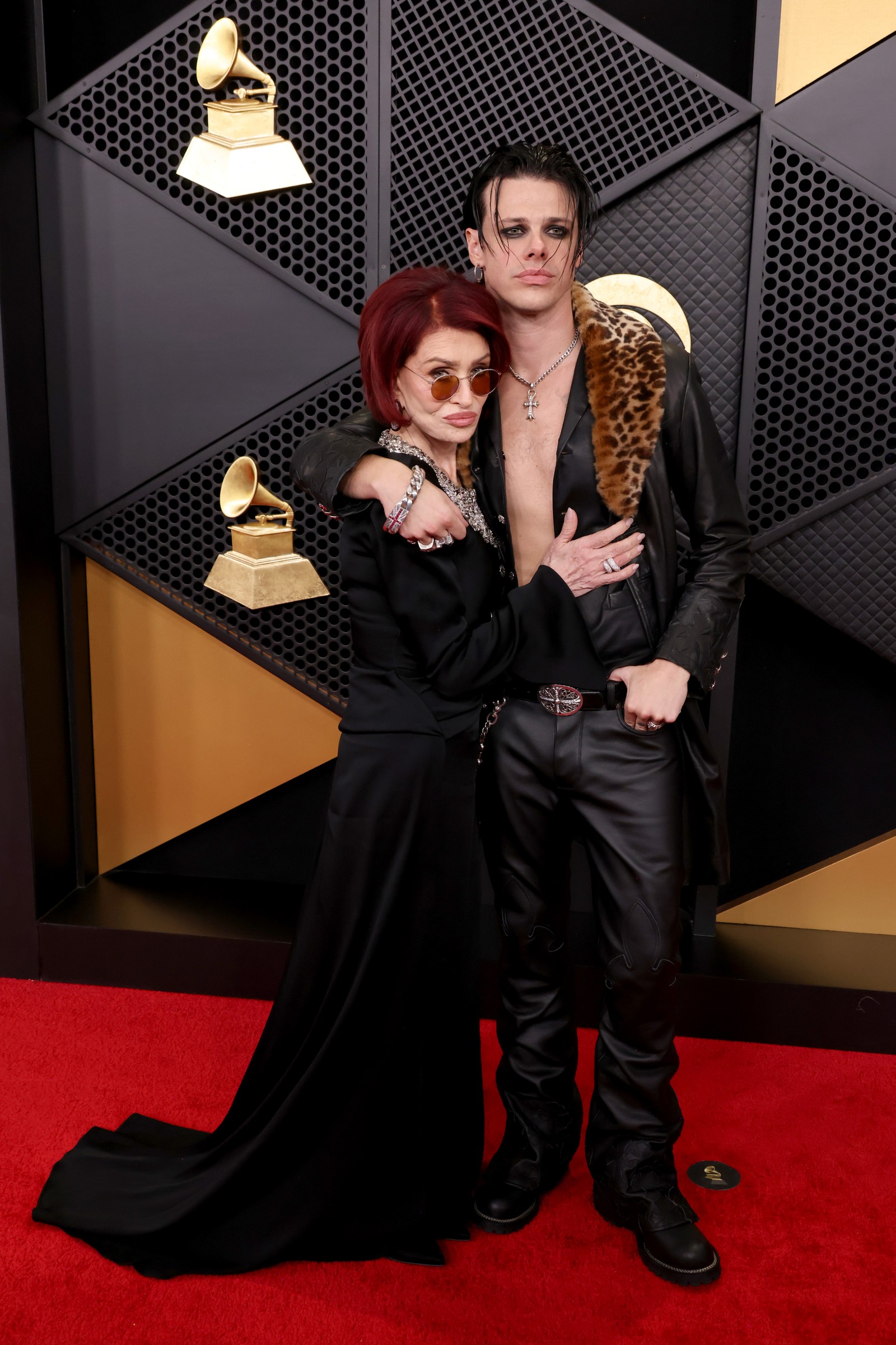 Sharon Osbourne e YUNGBLUD, de  Chrome Hearts — Foto: Getty Images