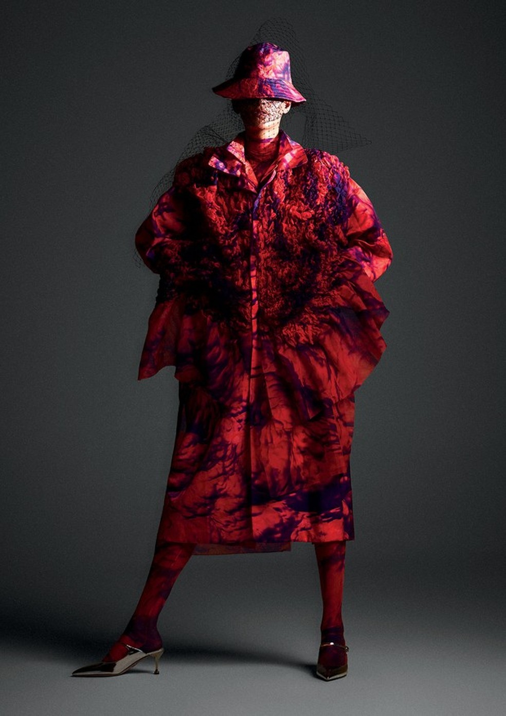 Chapéu (R$ 199), blusa (R$ 219), camisa (R$ 378), casaco (R$ 2.389) e meia-calça (R$ 380), tudo Lucas Leão. Sapatos Prada (R$ 3.670) (Foto: Mariana Maltoni) — Foto: Vogue
