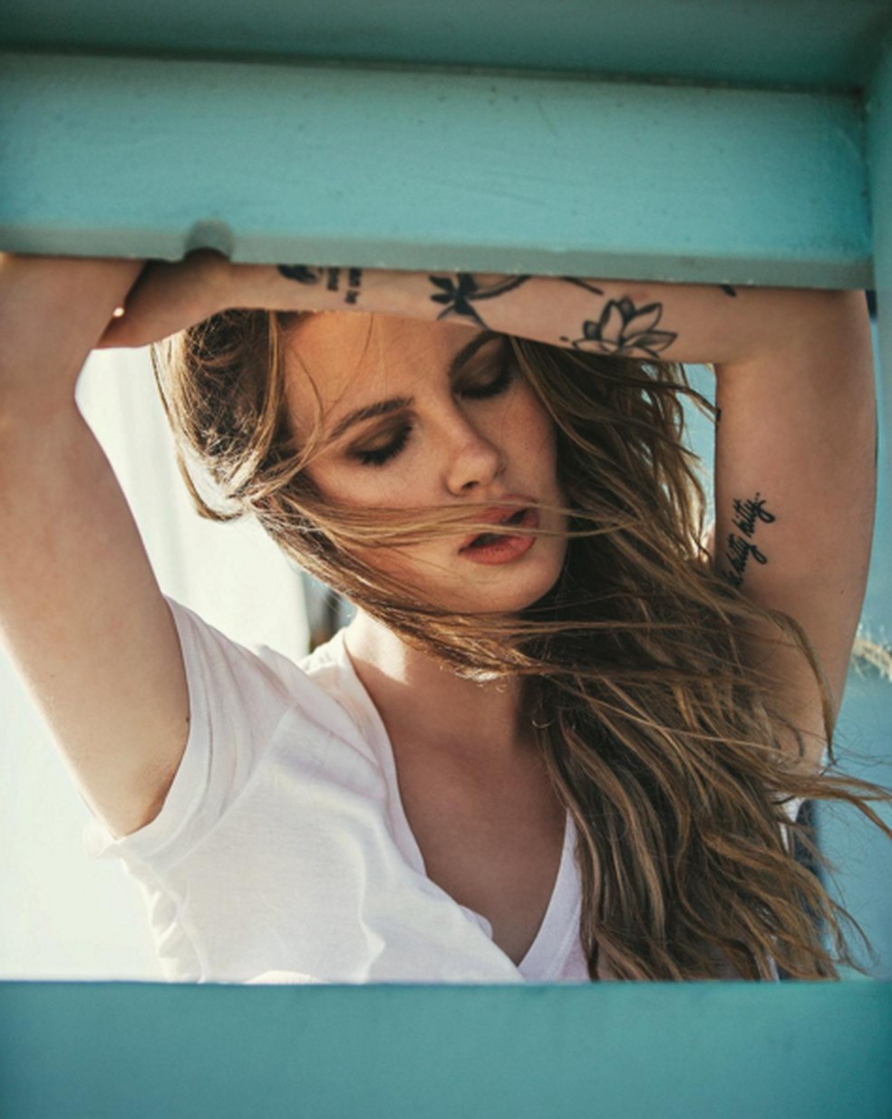 Ireland Baldwin sensualiza com clique no Instagram