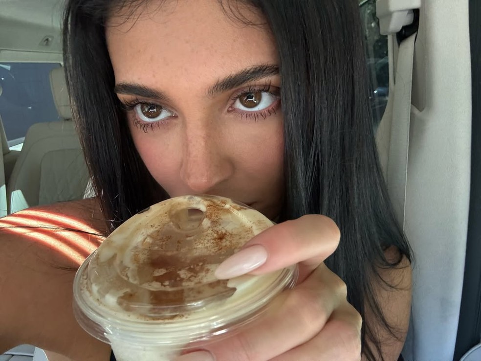 Kylie Jenner com unhas na cor vanilla. — Foto: Reprodução/Instagram @kyliejenner