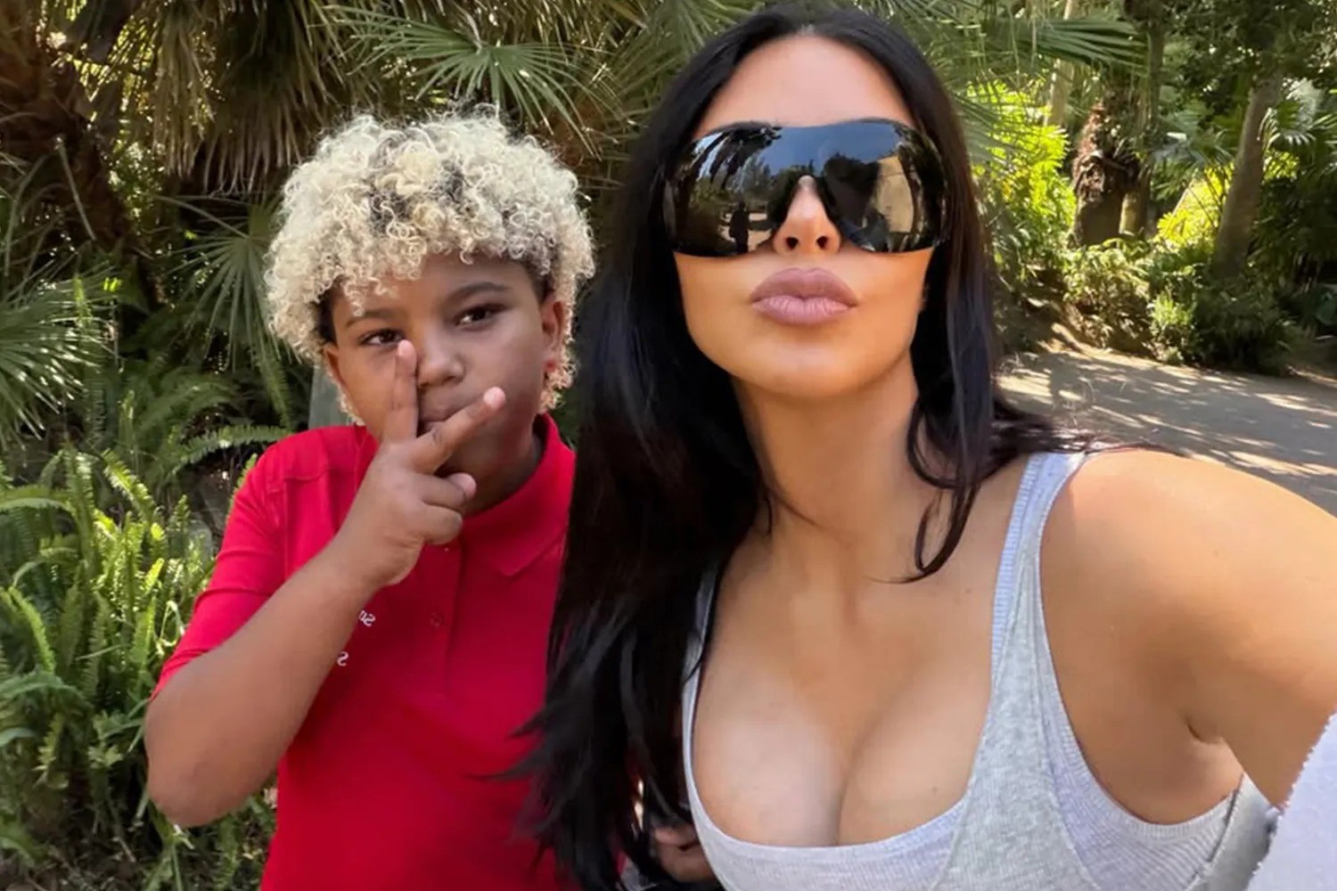 Kim Kardashian e North West surgem com visual combinado e chamam atenção com acessório luxuoso