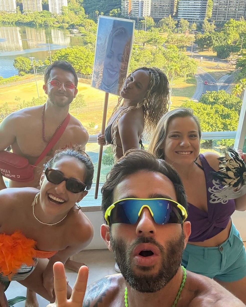 Rebeca Andrade abre álbum de fotos dos primeiros dias do mês — Foto: Reprodução/Instagram
