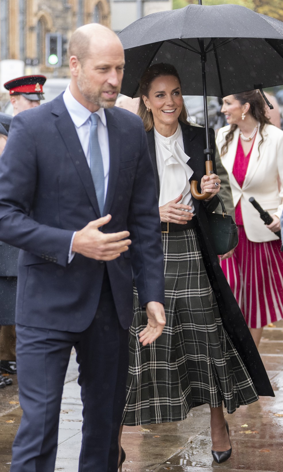 Kate Middleton e príncipe William fazem aparição surpresa na Irlanda do Norte; veja os looks — Foto: Getty Images
