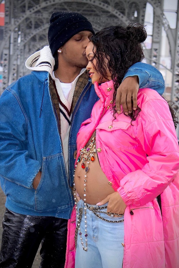 Rihanna - Grávida de ASAP Rocky, a artista confirmou a gestação em março, quando já estava no terceiro trimestre. Ela teria dado à luz a um menino no dia 13 de maio, em um hospital em Los Angeles. O nome da criança ainda não foi divulgado.