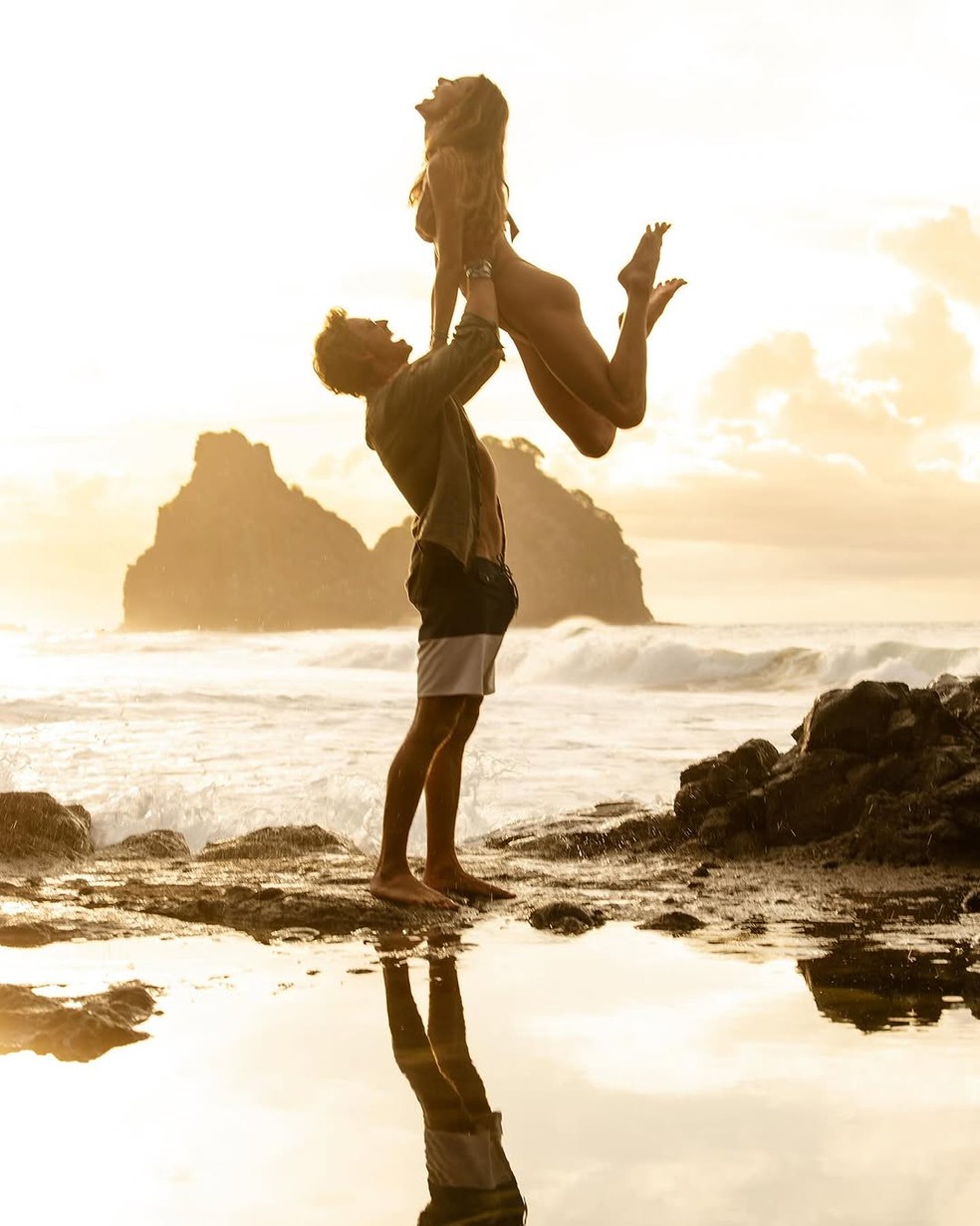Alessandra Ambrosio celebra Valentine's Day com ensaio romântico com Buck Palmer — Foto: Iaponã