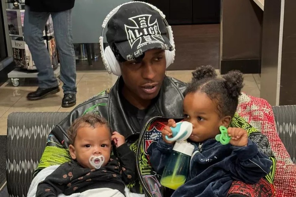 A$AP Rocky com dois de seus filho — Foto: Reprodução/Instagram