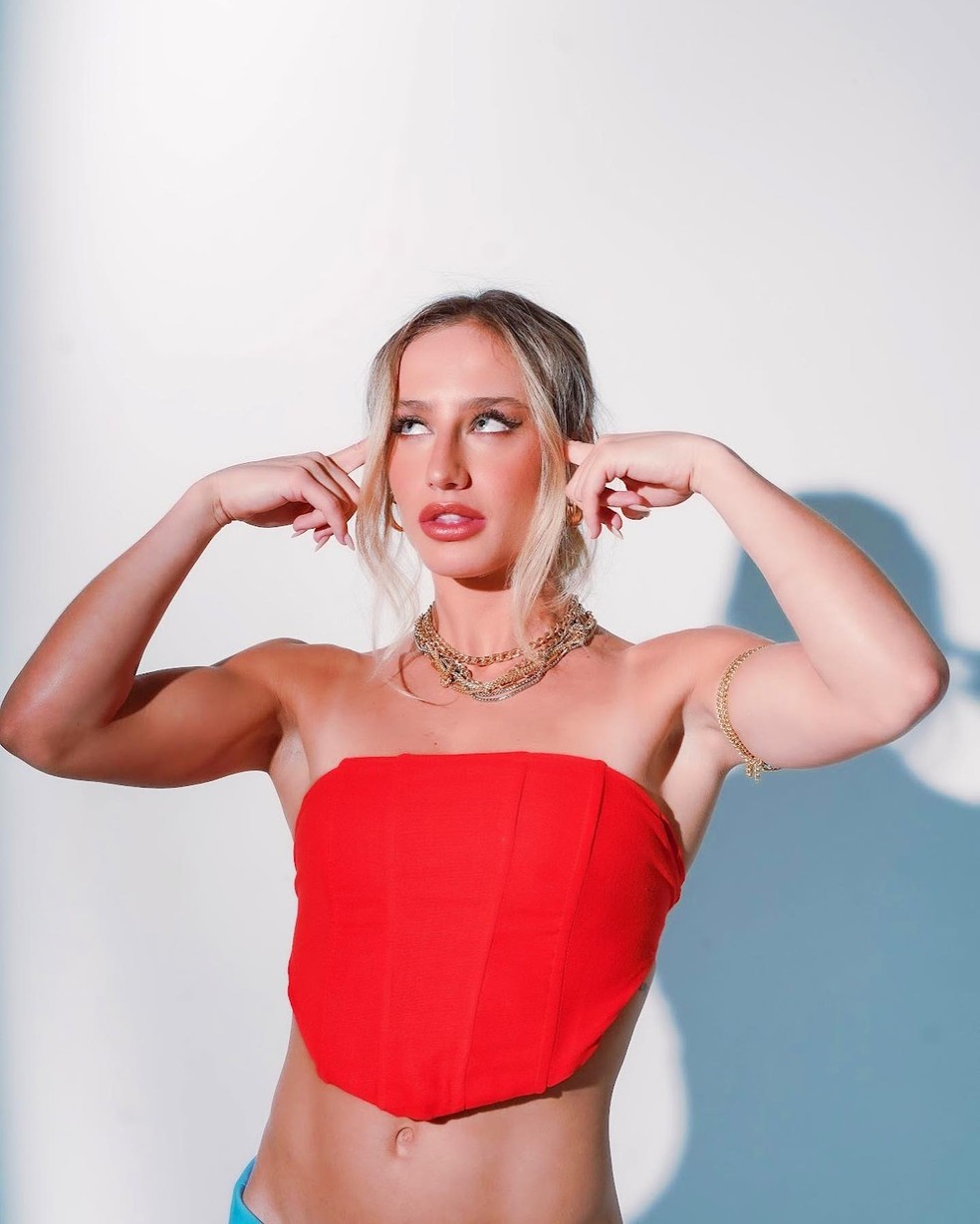 Bruna Griphao para a web ao posar com look all red em ensaio