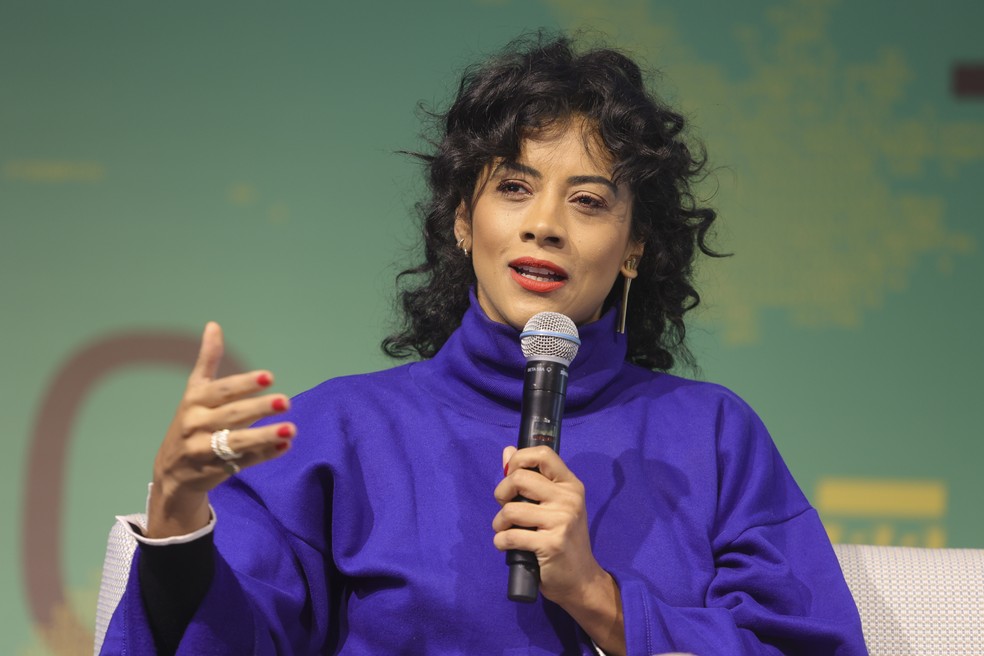 Aline Midlej participou, na quinta-feira (17) da Feira do Livro — Foto: Nilton Fukuda