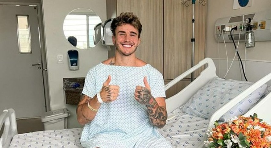 Após ficar na UTI com catapora, Alex Mapeli recebe alta