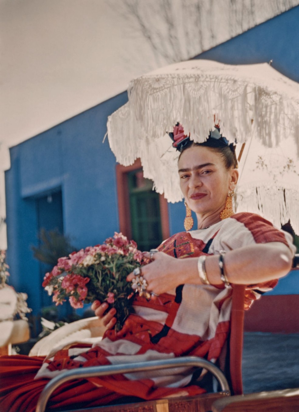 Retrato de Frida Kahlo no pátio da Casa Azul. Institution Archives of American Art, Florence Arquin Papers, 1923-1985. — Foto: Cortesia: Editora Taschen