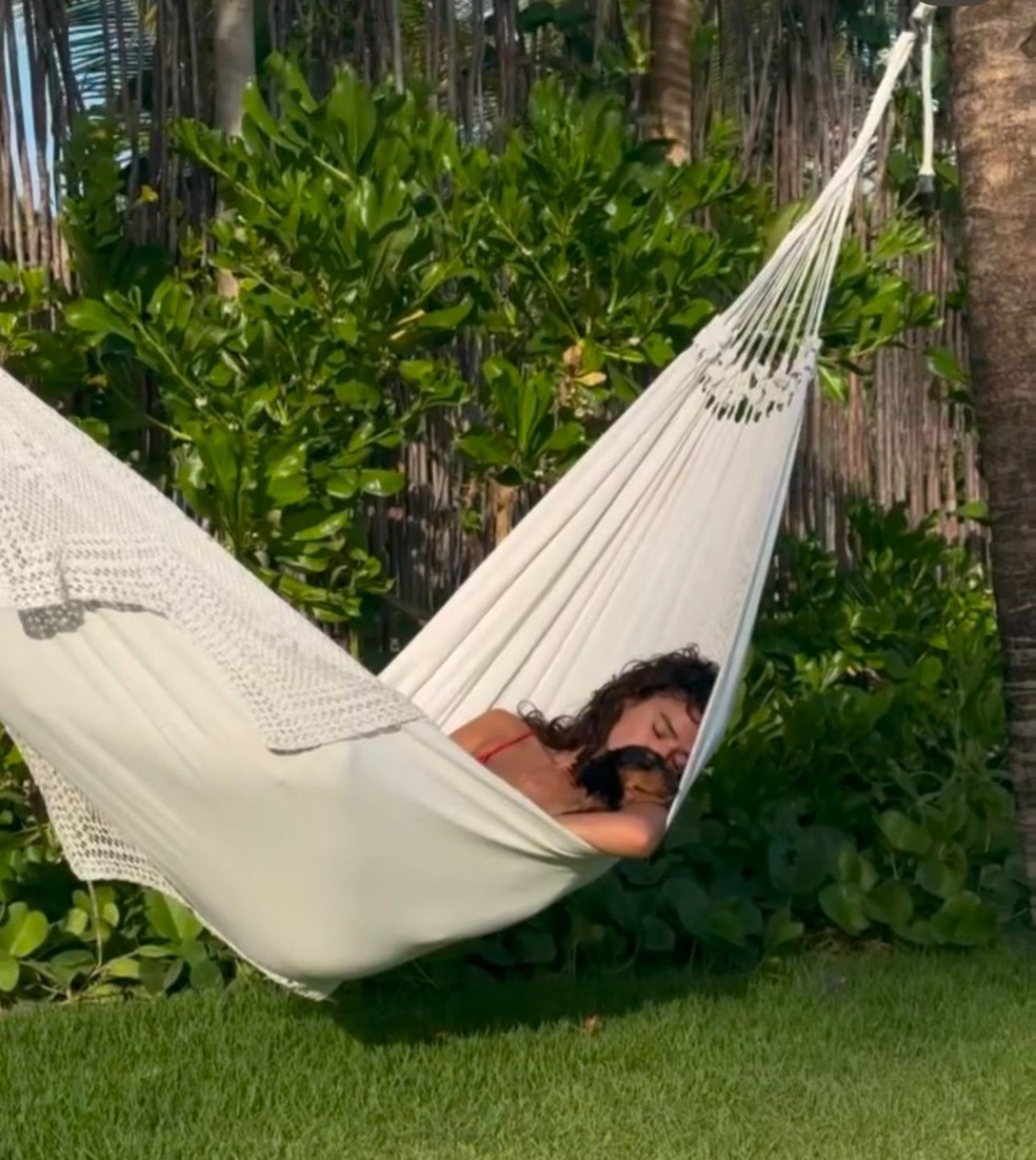 Bruna Marquezine posa em praia — Foto: Reprodução/Instagram