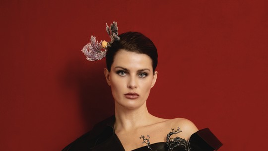 Em Cannes, Isabeli Fontana usa joias de valor inestimado que trazem pedras preciosas de 90 quilates