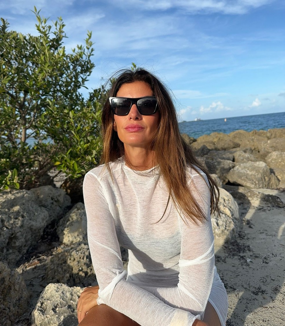 em-fisher-island-isabella-fiorentino-abre-lbum-de-fotos-na-praia
