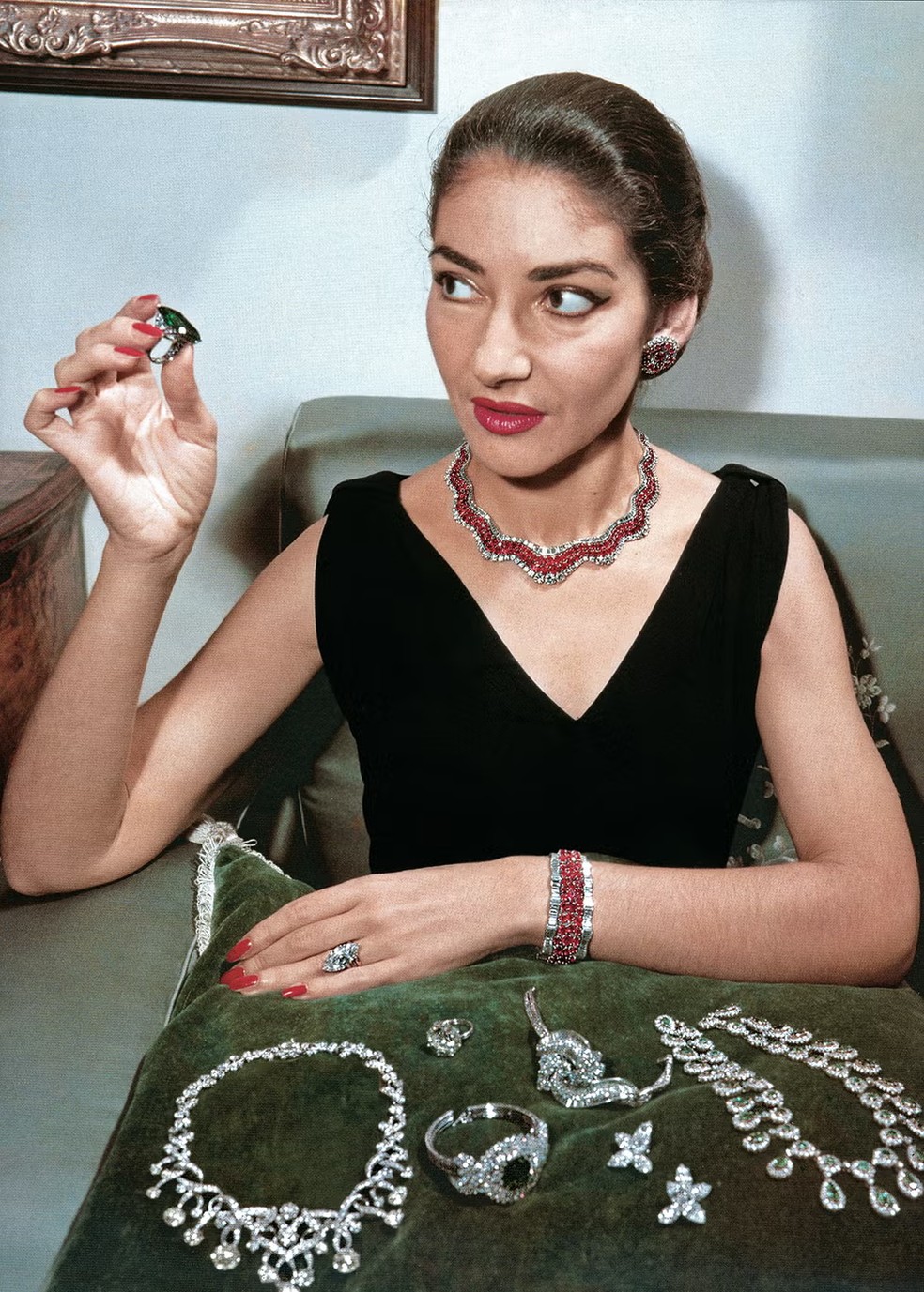 Maria Callas escolhendo joias da Cartier em Milão, 1957 — Foto: Cortesia Fonds de Dotation Maria Callas