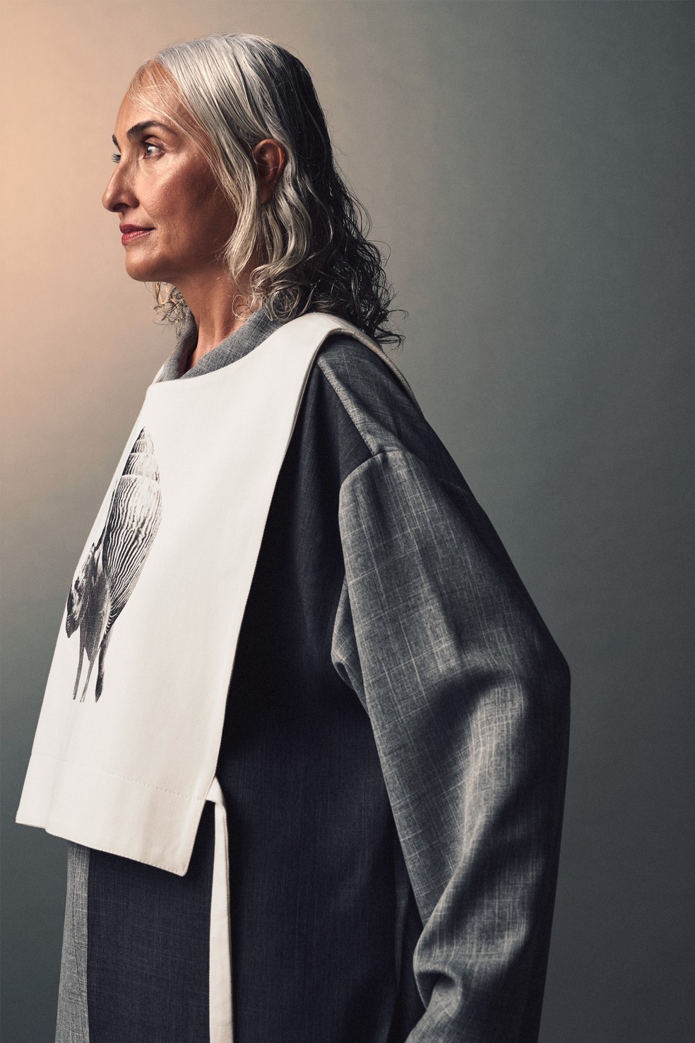 Vita usa casaco (R$ 1.850) e colete (R$ 490), ambos Atelier Freiheit — Foto: Juliana Rocha