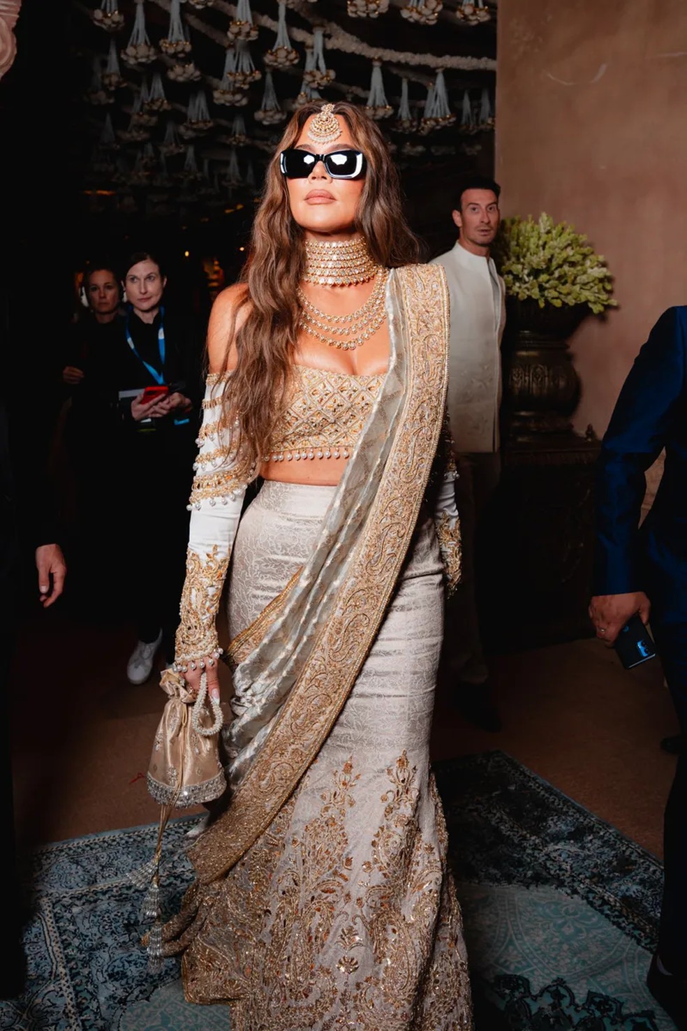 Khloe Kardashian vestindo Manish Malhotra — Foto: Joseph Radhik