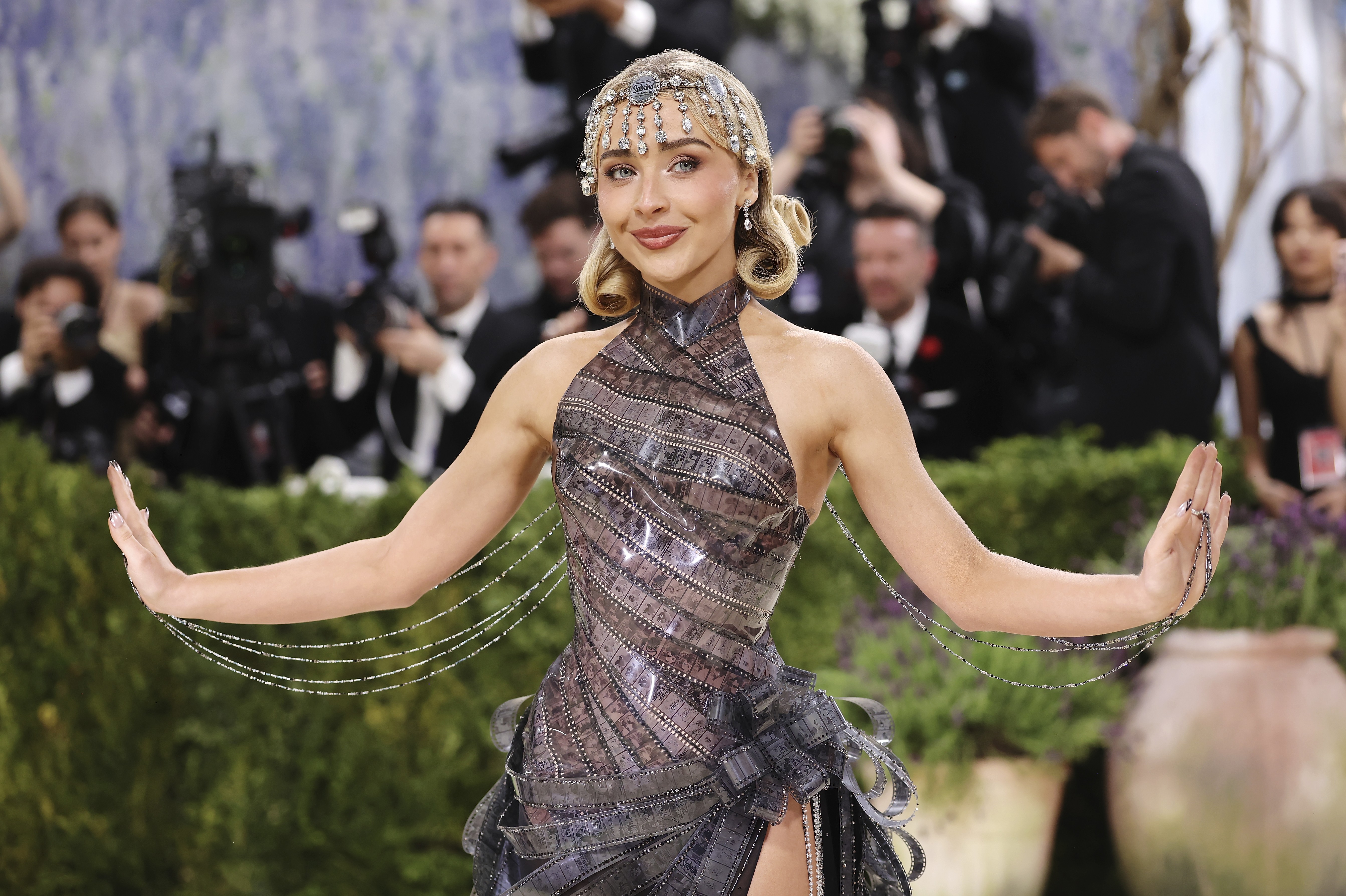 Sabrina Carpenter vai ao Met Gala 2026 com vestido feito de filmes fotográficos