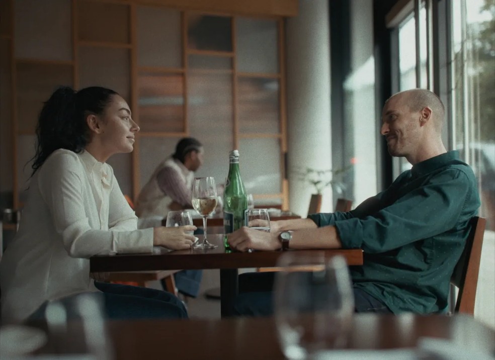Charli xcx e Will Madden em Eruption, de Pete Ohs (2026) — Foto: Divulgação