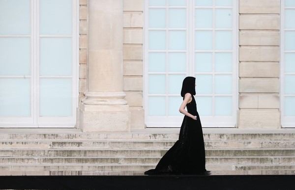 Clare Waight-Keller faz homenagem monumental a Hubert de Givenchy