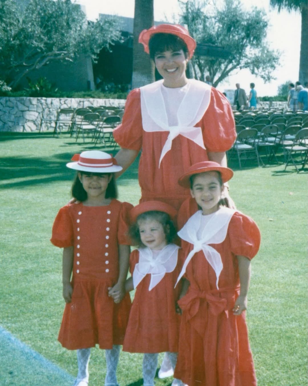 Kris Jenner celebra a Páscoa com fotos raras de infância das filhas e dos netos