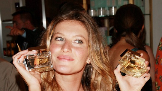 As fragrâncias que marcaram os anos 2000 e valem ser revisitadas em 2026 As fragrâncias que marcaram os anos 2000 e valem ser revisitadas em 2026