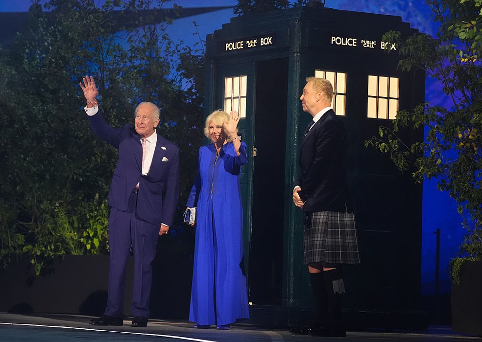 O Rei Charles e a Rainha Camilla saem da TARDIS para inaugurar os Jogos da Commonwealth de 2026, em 23 de julho de 2026 — Foto: GettyImages