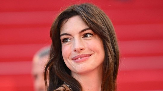 Anne Hathaway: “Descobri que quanto mais priorizo ​​os cuidados com a pele, menos maquiagem uso”
