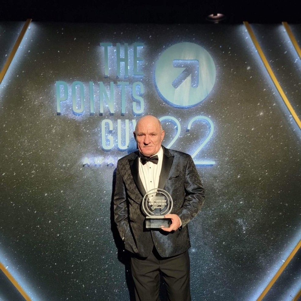 Paul “Paulie” Veneto recebendo o prêmio Hero in Travel, do site The Points Guy, em 2022 — Foto: Reprodução Instagram
