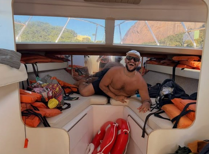 Gominho celebra aniversário de 37 anos em passeio de barco