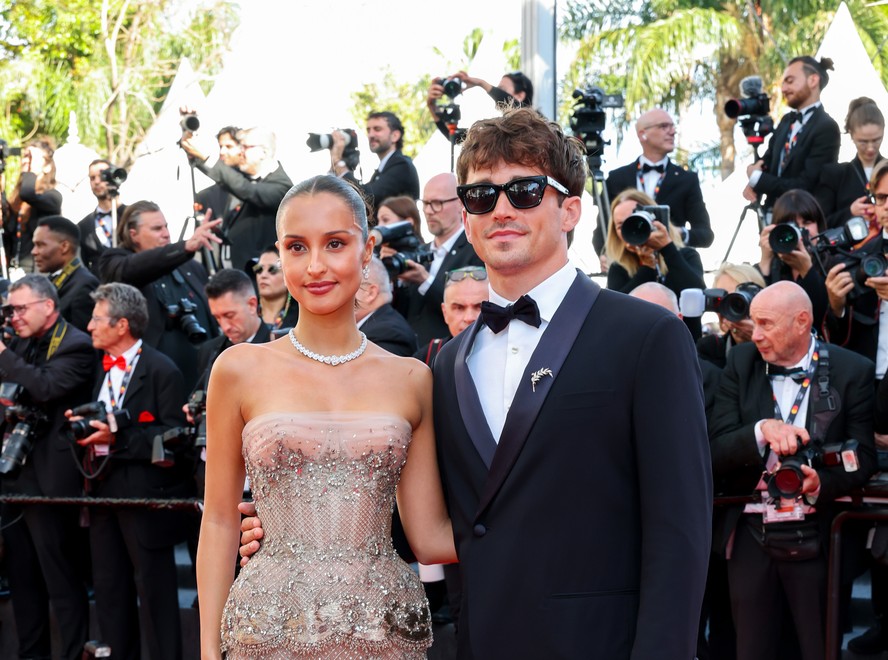 Após casamento luxuoso em Mônaco, Charles Leclerc marca presença no red  carpet do Festival de Cannes ao lado da esposa, Alexandra