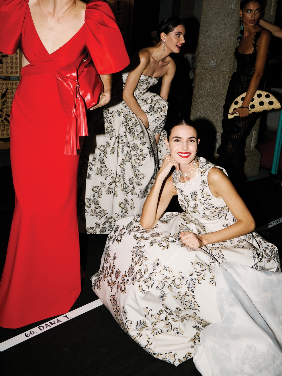 Looks da coleção de verão 2026 da Carolina Herrera, apresentada na Plaza Mayor em Madri — Foto: Divulgação