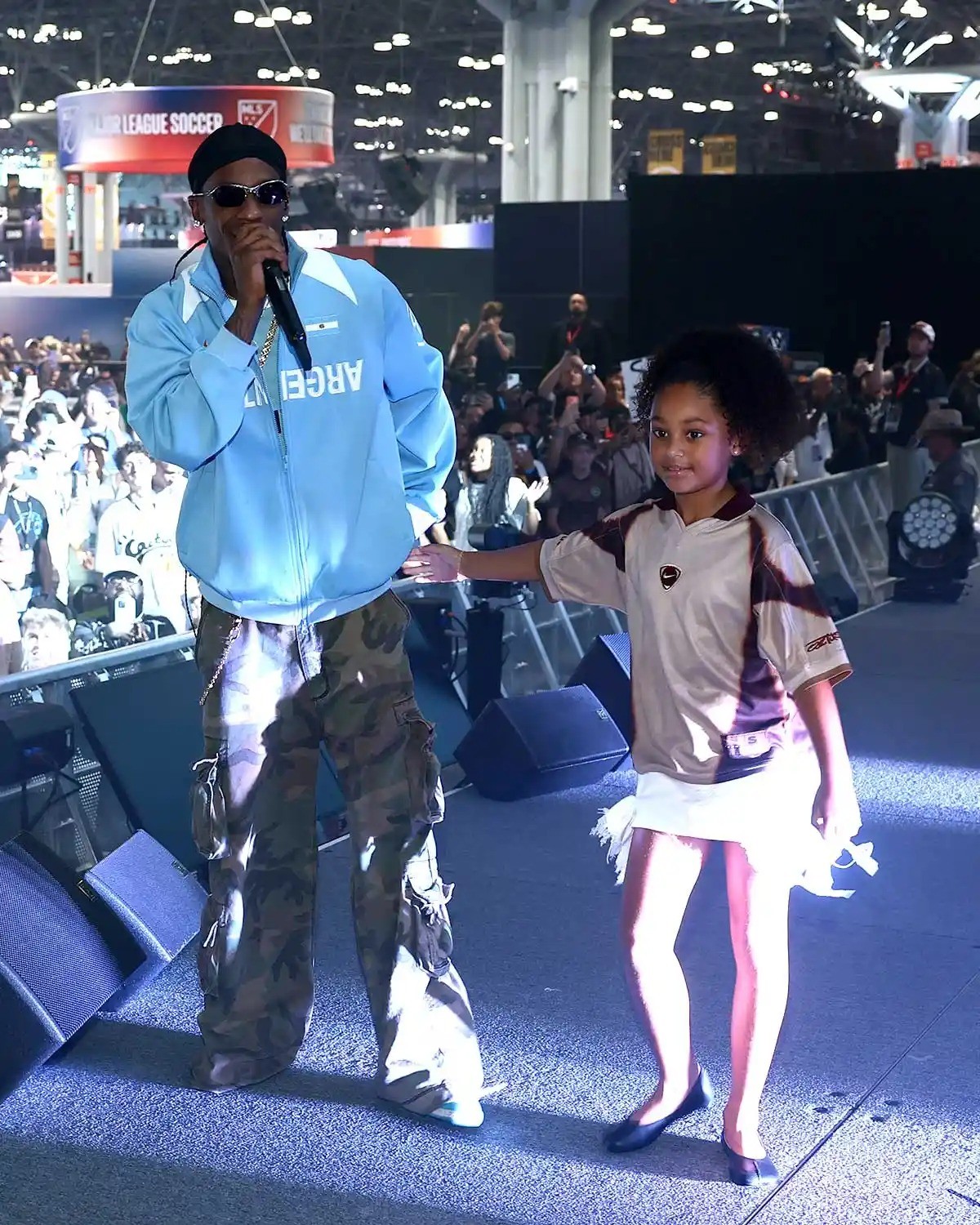 Travis Scott e filha Stormi dividem palco em NY: celebridade ou infância?