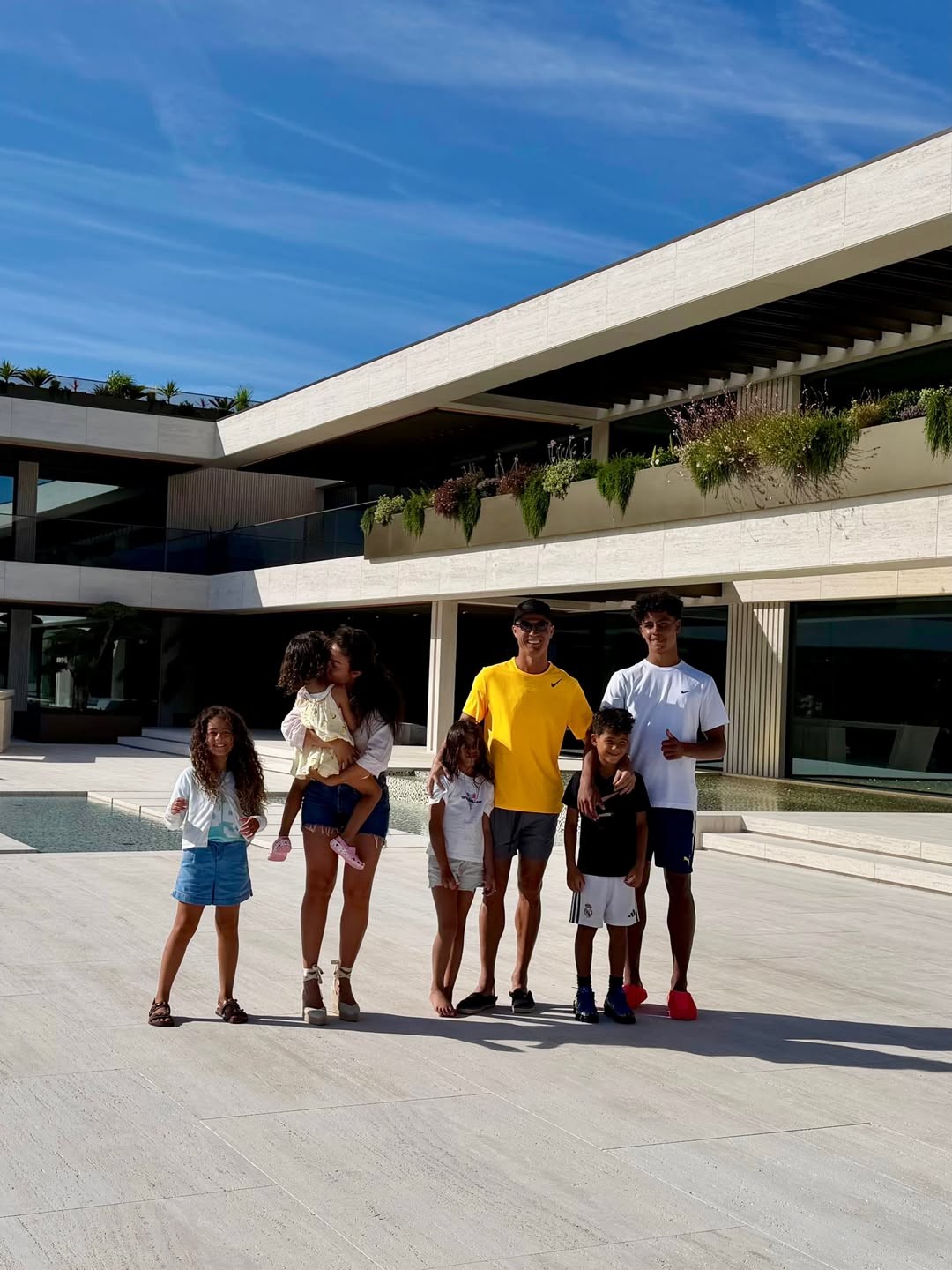 Cristiano Ronaldo posa com mulher e filhos e celebra volta para casa: 