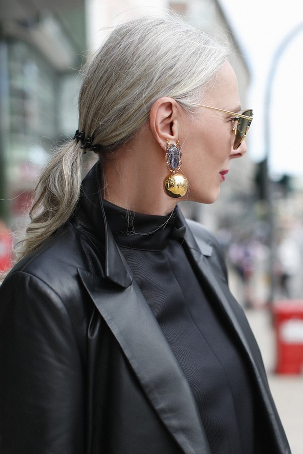 A modelo Petra van Bremen é adepta dos cabelos grisalhos há anos (Photo by Streetstyleshooters/Getty Im (Foto: Getty Images) — Foto: Vogue