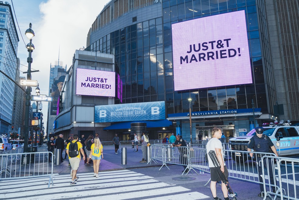 Taylor Swift e Travis Kelce oficializaram a união no Madison Square Garden — Foto: Getty Images