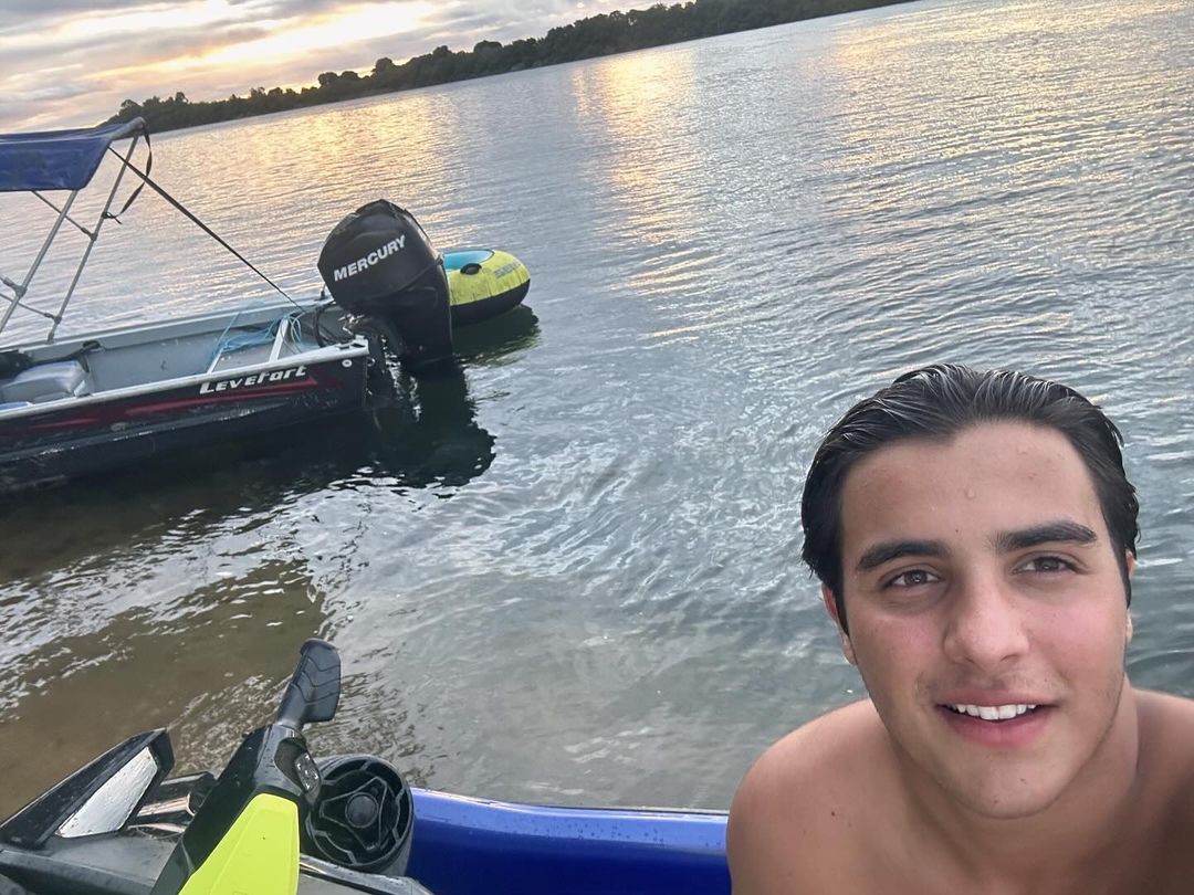 Marcelo Cady posta selfie na praia e internautas interagem