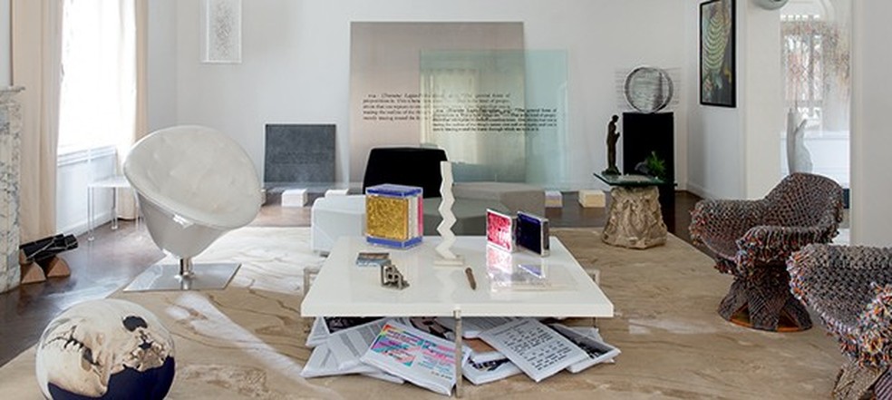 Instalação de placas de acrílico de Joseph Kosuth (Foto: André Klotz) — Foto: Vogue