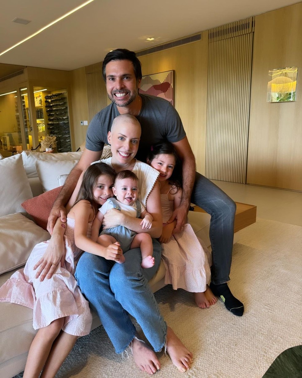 Fabiana Justus, o marido Bruno Levi D'Ancona, as filhas gêmeas Chiara e Sienna e o caçula Luigi — Foto: Reprodução/Instagram