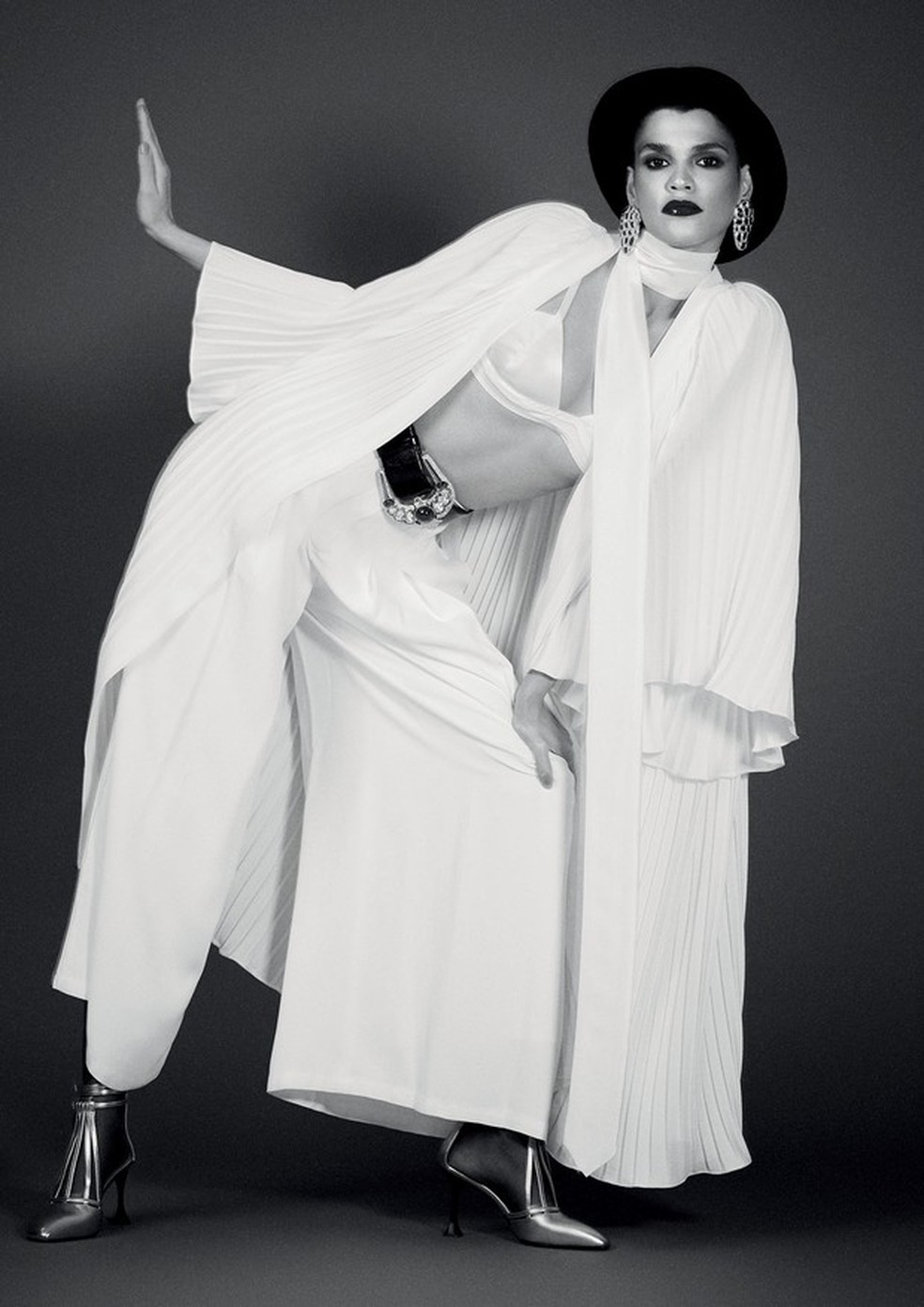 Quimono (R$ 2.060), top (R$ 575), lenço e calça (R$ 980), tudo Neriage. Sandálias Chanel (R$ 7.370) e meia-calça Wolford (Foto: Mariana Maltoni) — Foto: Vogue